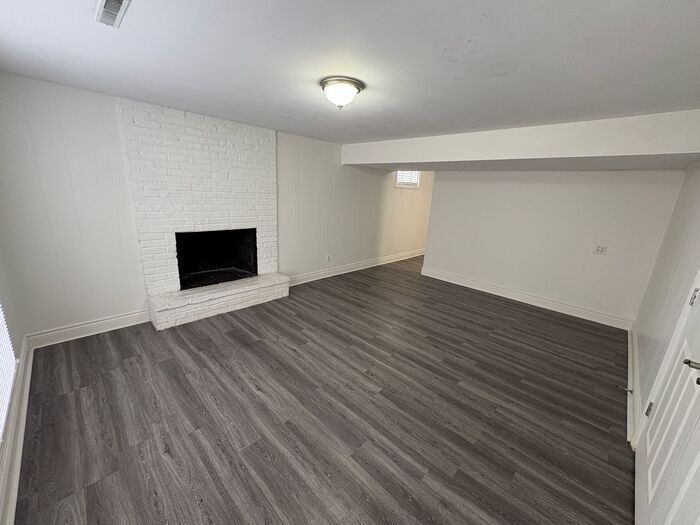 Building Photo - 7415 Willow Ave