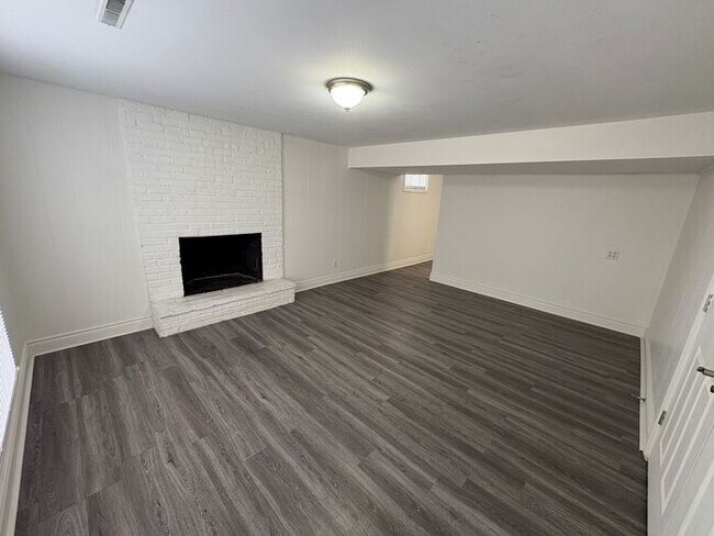Building Photo - Beautiful 3-Bedroom Home with Spacious Liv...
