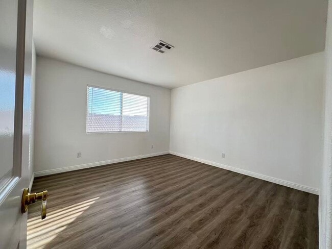 Building Photo - Stunning 5 bedroom, 2.5 bathroom home