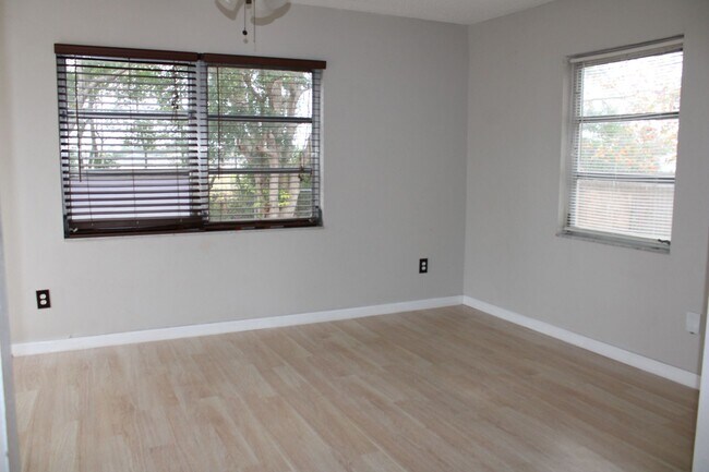 Building Photo - A charming 2-bedroom, 2-bathroom home located in the vibrant community of Spring Hill