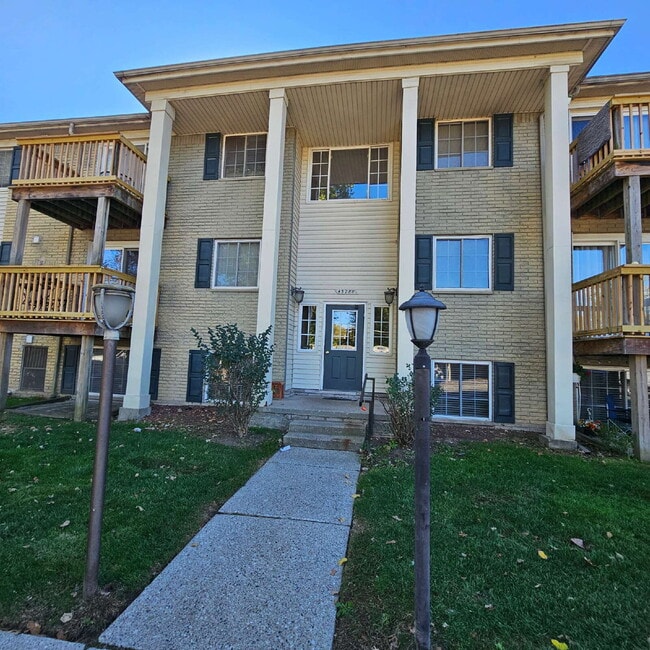 Primary Photo - Nice 2 Bedroom, 1.5 Bath Condo Near Hall R...
