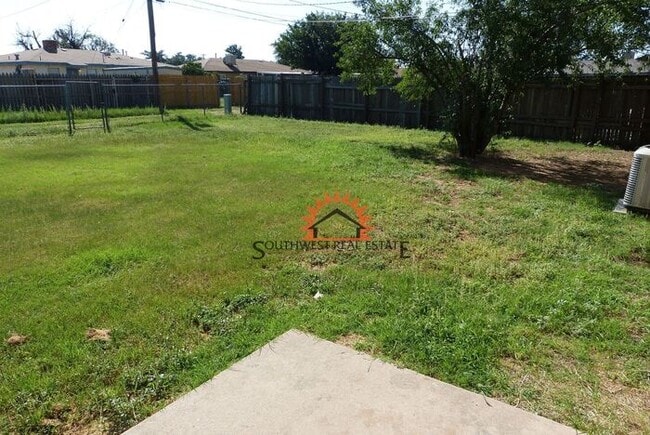 Building Photo - Spacious 3 bedroom 2 bathroom home.
