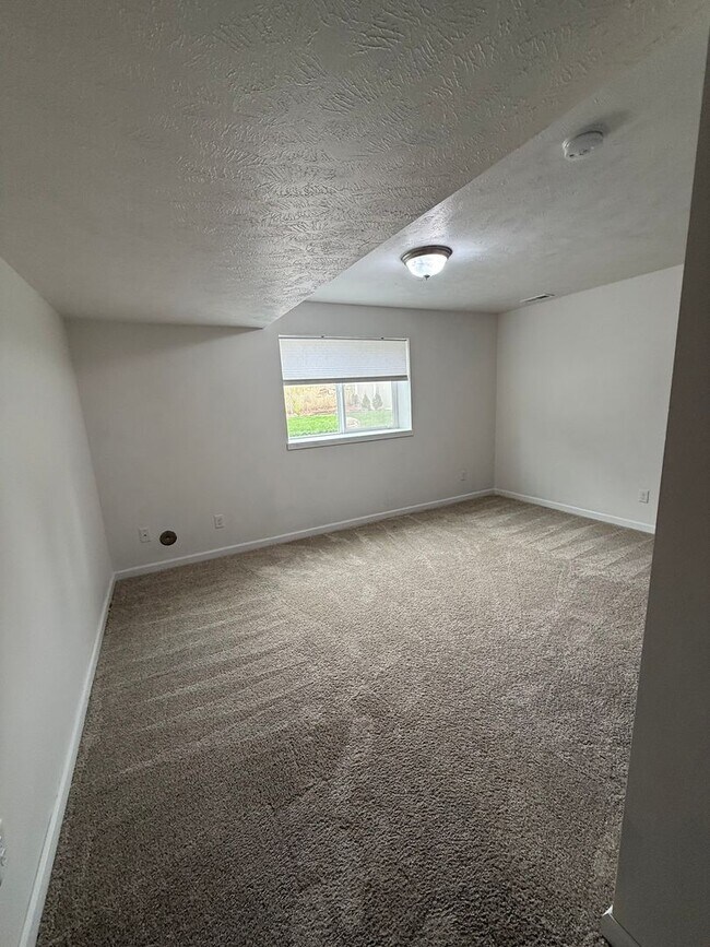 Building Photo - New Listing! Beautiful 4 Bed / 3 Bath Home...