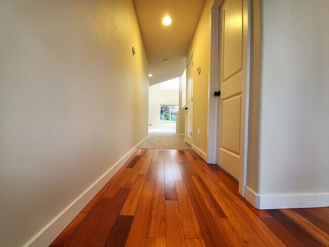 Building Photo - Spacious 3 Bed, 3 Bath Home in Lynnwood with Fenced Yard and Deck