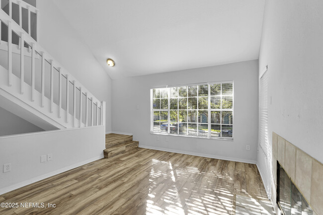 Building Photo - 13700 Richmond Park Dr N