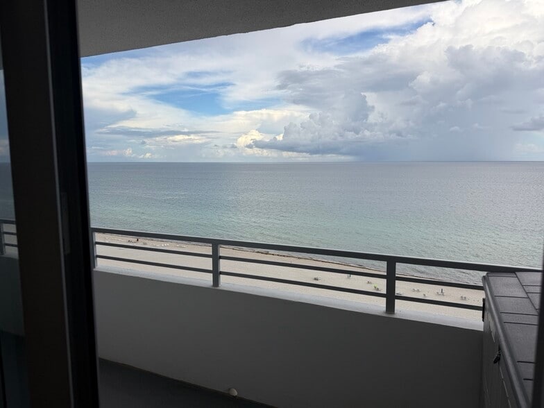 Balcony - Direct Ocean View - 5555 Collins Ave