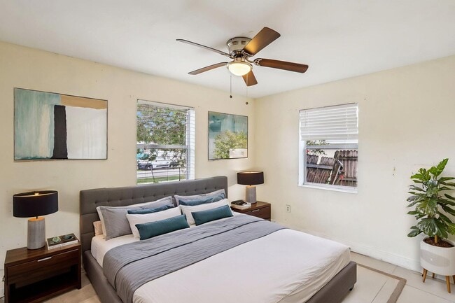 Building Photo - 520 NE 45th St