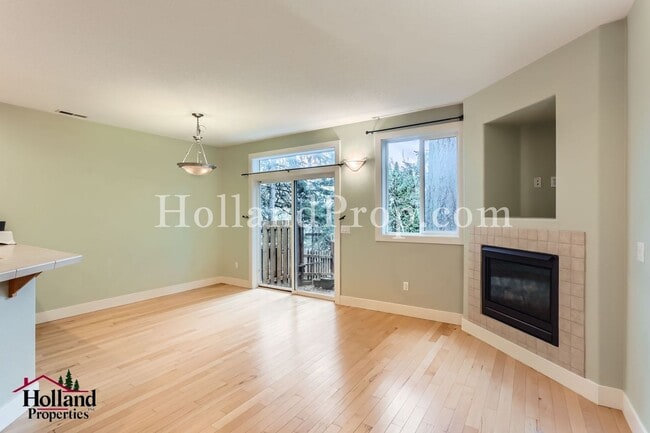 Building Photo - Bright & Spacious 3-Bedroom Townhome in a Prime Location!