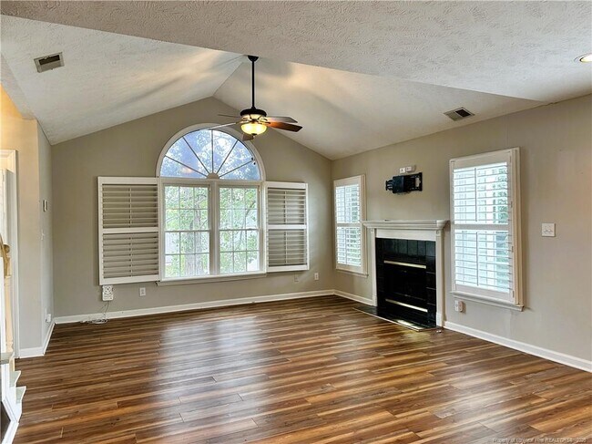 Building Photo - 2940 Amelia Dr