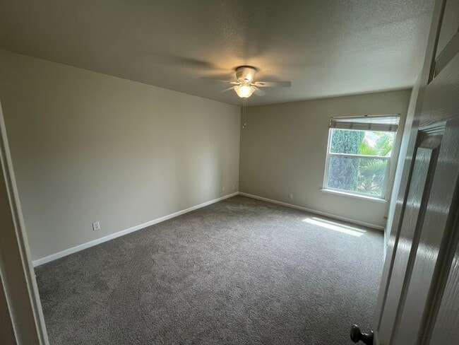 Building Photo - Updated 3 Bed 2 Bath Townhome Located at H...