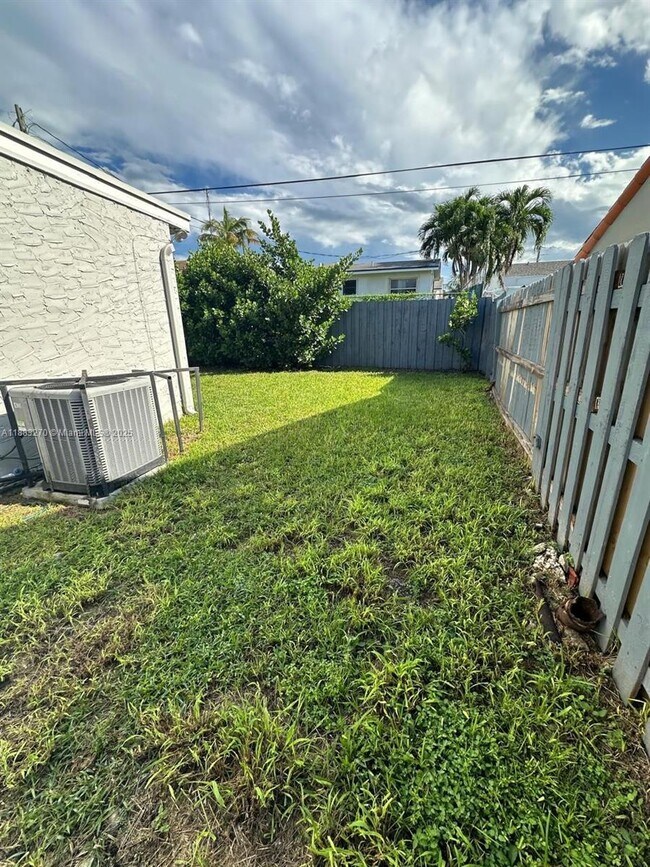 Building Photo - 1822 NW 4th St