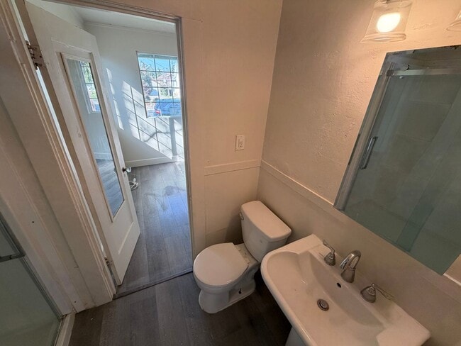 Building Photo - Bungalow nestled in East Sacramento!