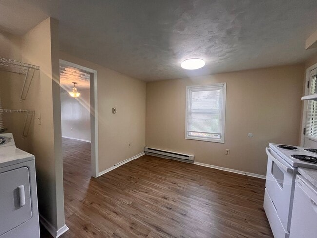 Building Photo - Remodeled home Blocks from Penn State!