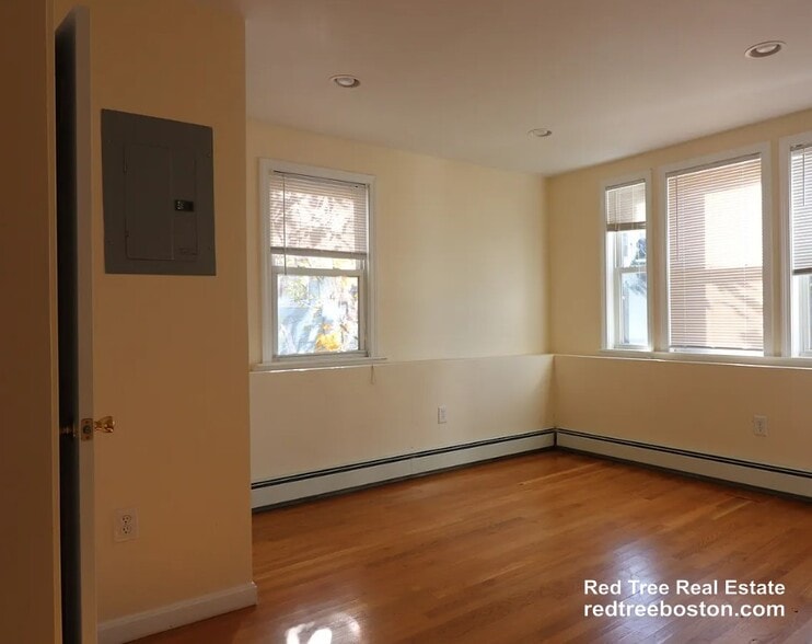 Building Photo - 20 Magoun St