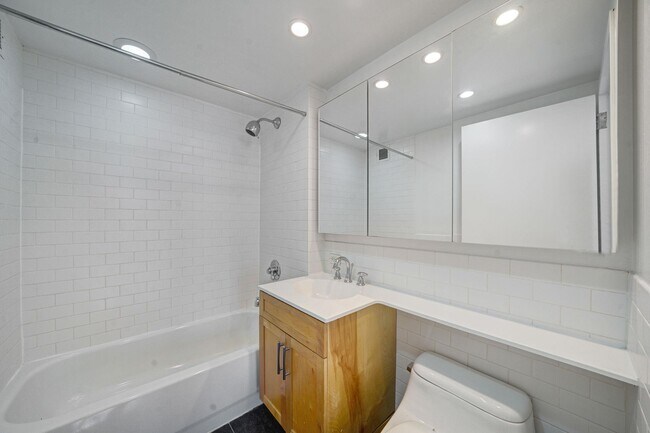 Building Photo - 516 W 47th St