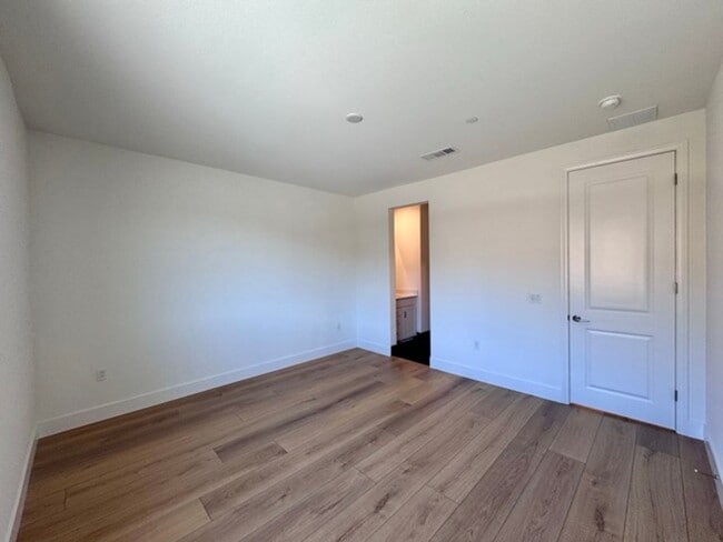 Building Photo - Spacious 5BD/3BA Home with Loft, Solar & B...