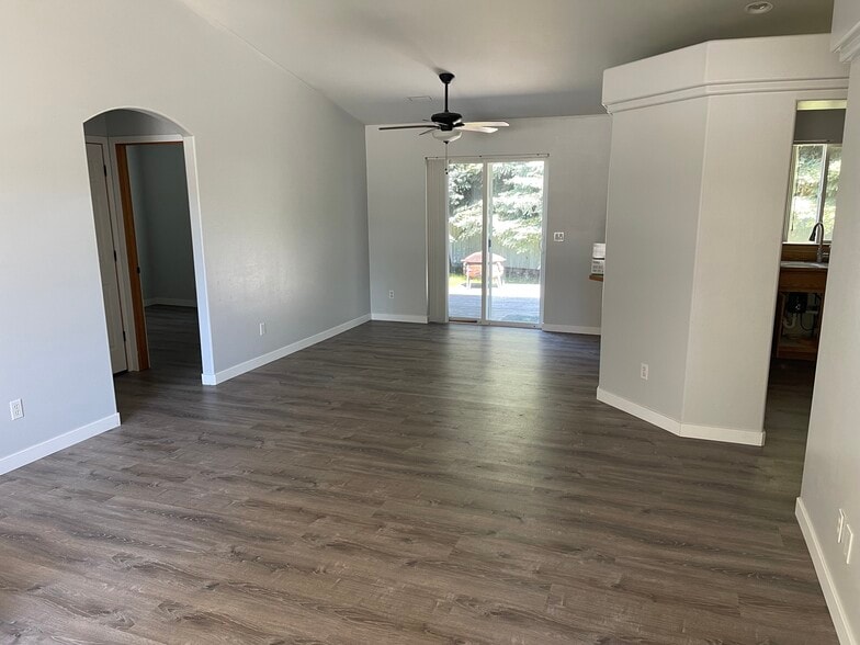 Building Photo - 1635 W Monet Dr