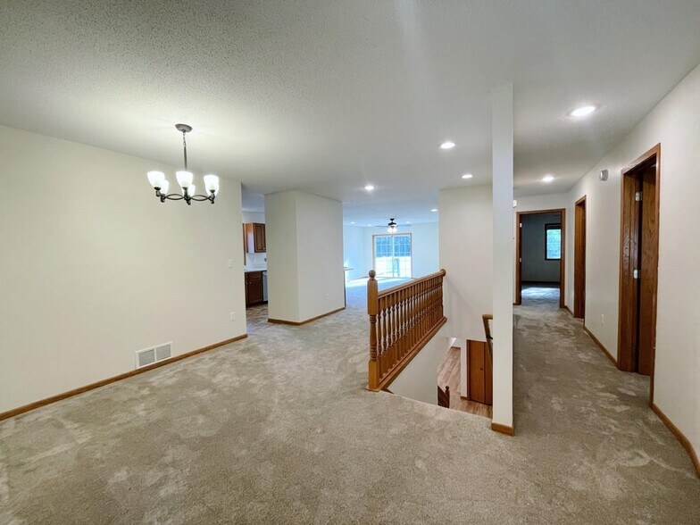 Building Photo - 805 W Southview Ct