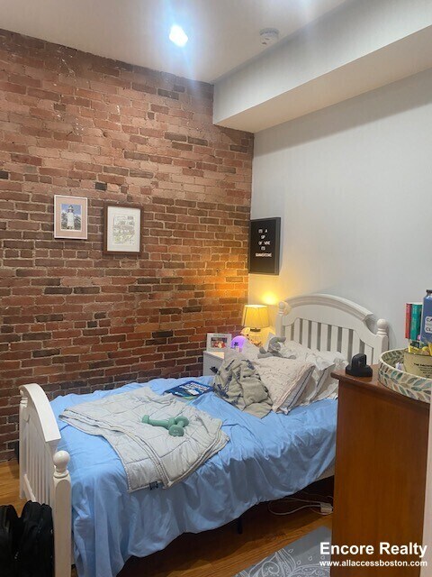 Building Photo - 1089 Beacon St