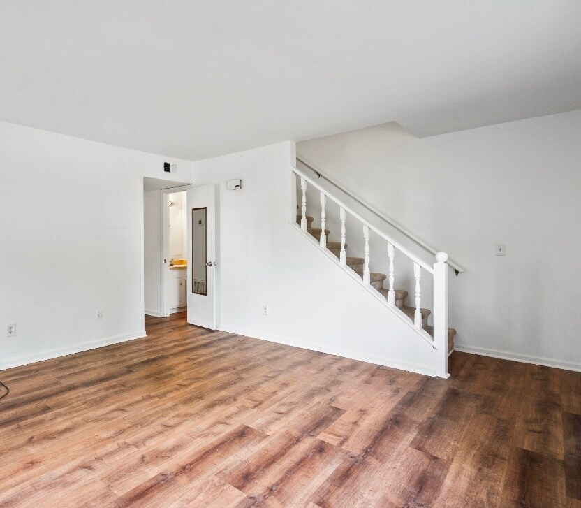Building Photo - 321 Lennon Dr