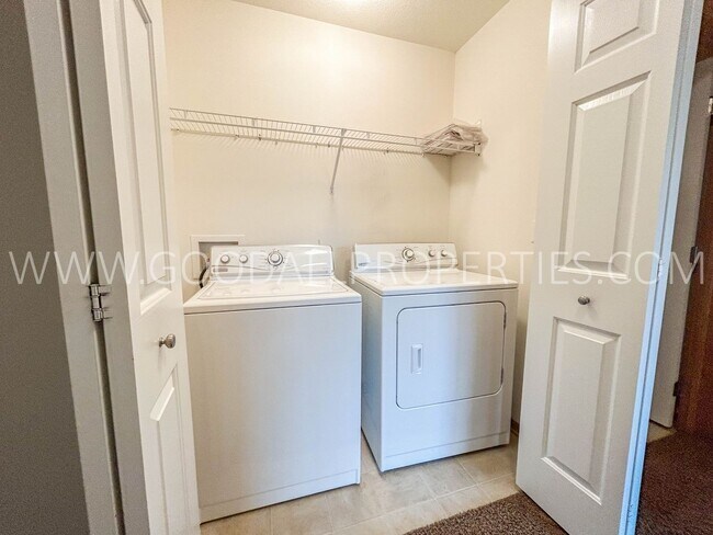 Building Photo - 3 Bedroom, 2.5 Bathroom in West Des Moines