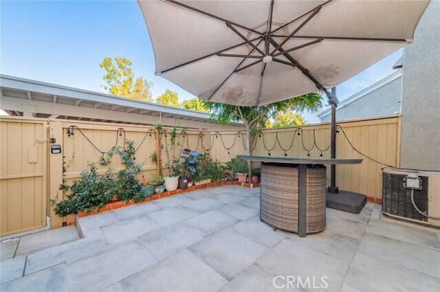 Building Photo - 7 Fairside