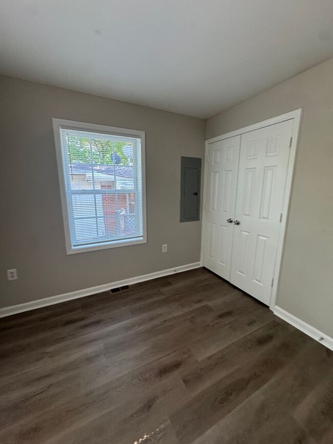 Building Photo - Wonderful open floor plan. New carpet.