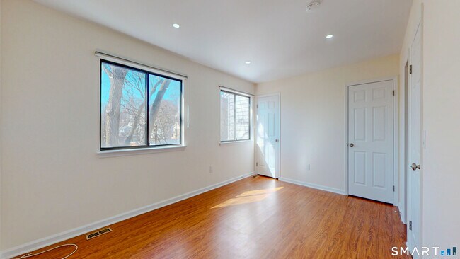 Building Photo - 825 Hope St