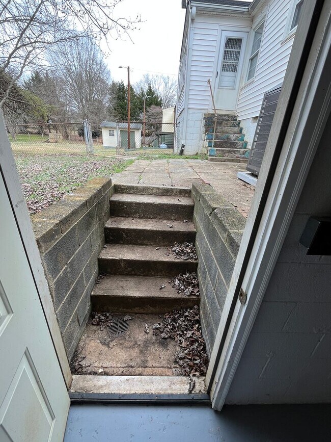 Building Photo - Charming 3-Bedroom 2-Bath with Beautiful Hardwood Floors