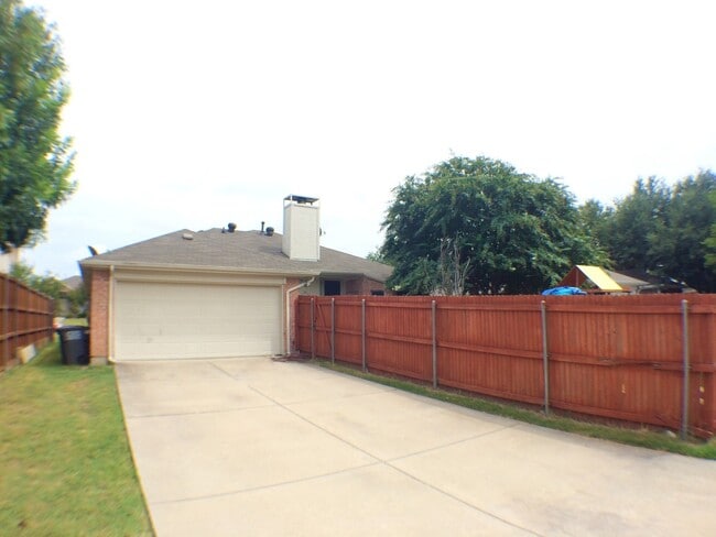 Building Photo - Spacious 3/2/2 in Allen! Laminate Wood Flo...