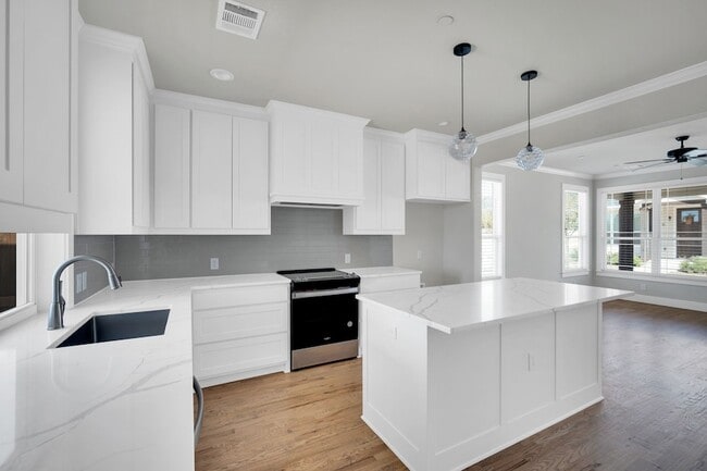 Building Photo - 500 Woodside Trl