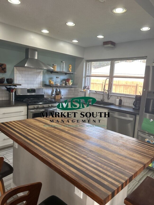 Building Photo - Mid-Century Modern on Wilmington Island- SHORT TERM RENTAL ONLY- Please call for more info