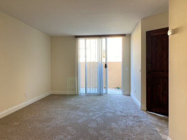 Building Photo - Fantastic Centrally Located Condo