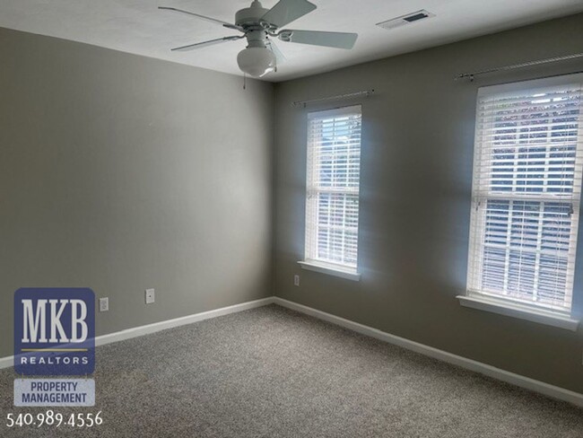 Building Photo - Luxurious 4 Bd/3.5Ba home located in The G...