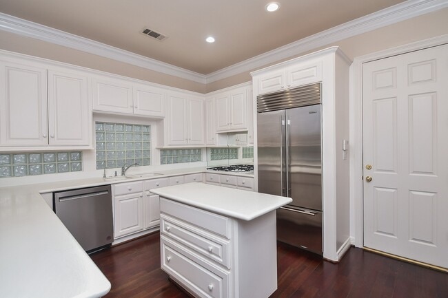 Building Photo - 2124 Nantucket Dr
