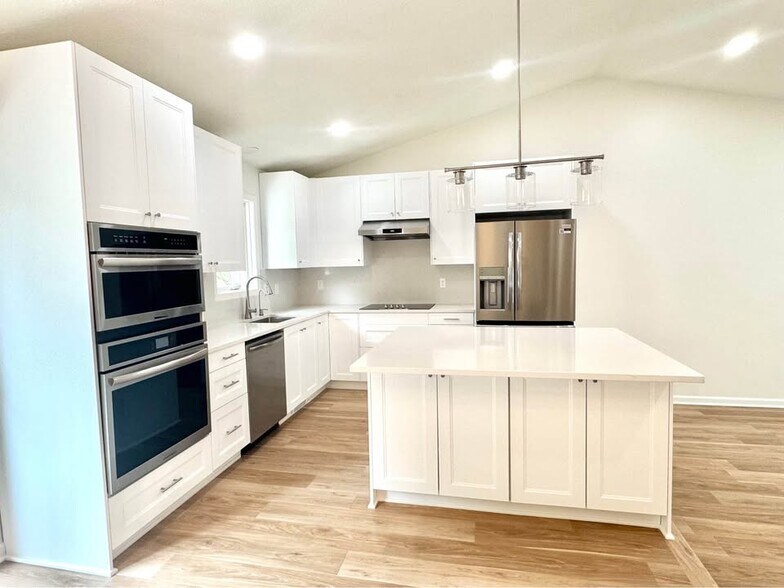 Building Photo - 1084 Hummingbird Ln