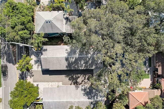 Building Photo - 2 Bed / 1 Bath Cozy Downtown Duplex Apartment