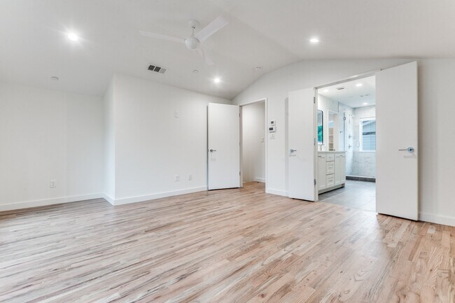 Building Photo - 3 bedroom Lakewood Townhome Walking Distance to Whole Foods and all of your favorites!