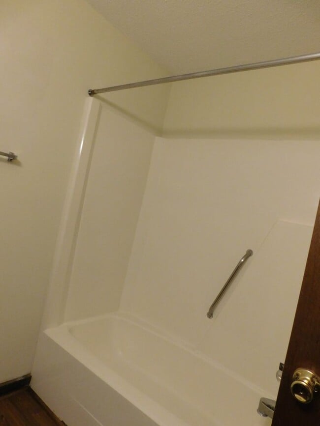 Building Photo - 2 Bedrooms, 1 bathroom Cathedral ceiling i...