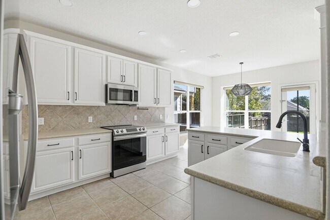 Building Photo - BEAUTIFUL 5 BEDROOM AND 3 BATH!!