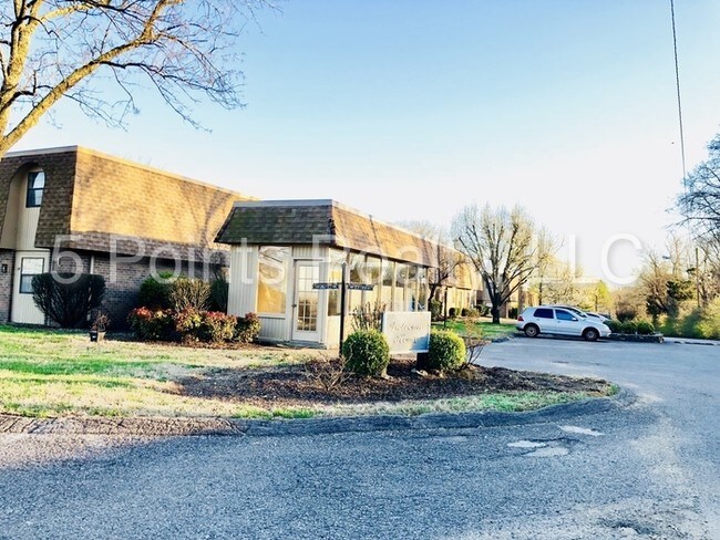 Building Photo - 420 Walton Ln