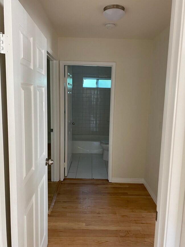 Building Photo - 1523 N Mariposa Ave