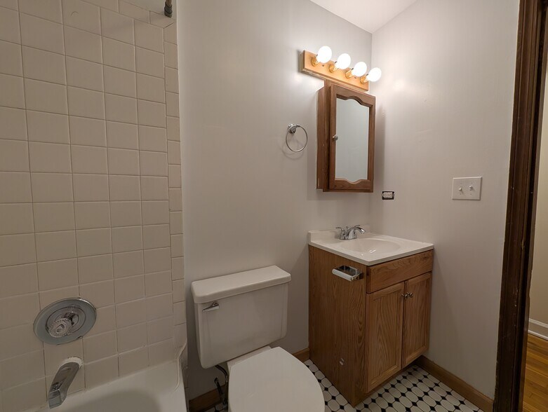 Building Photo - 813 W Cornelia Ave