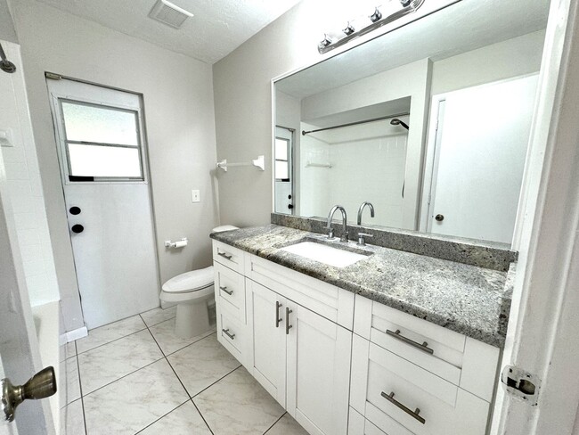 Building Photo - ** NORTH NAPLES ** 3 BED / 2 BATH ** NO HO...