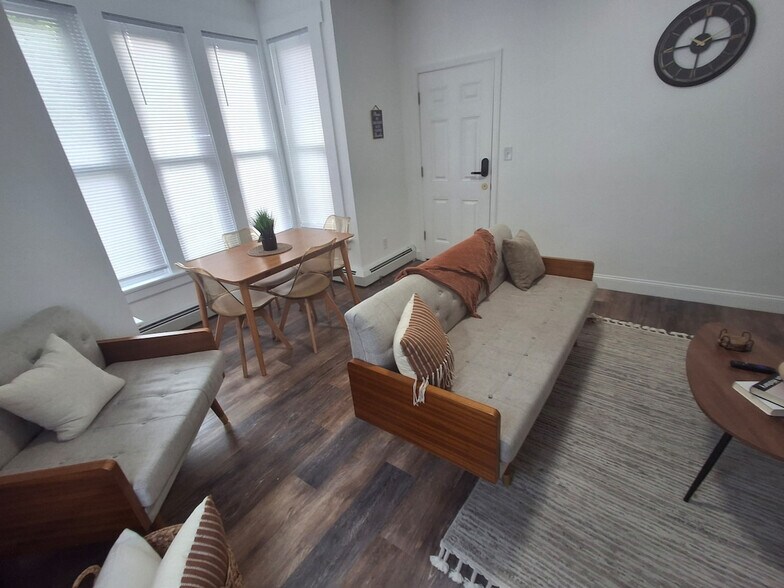 Building Photo - 23 Handy St