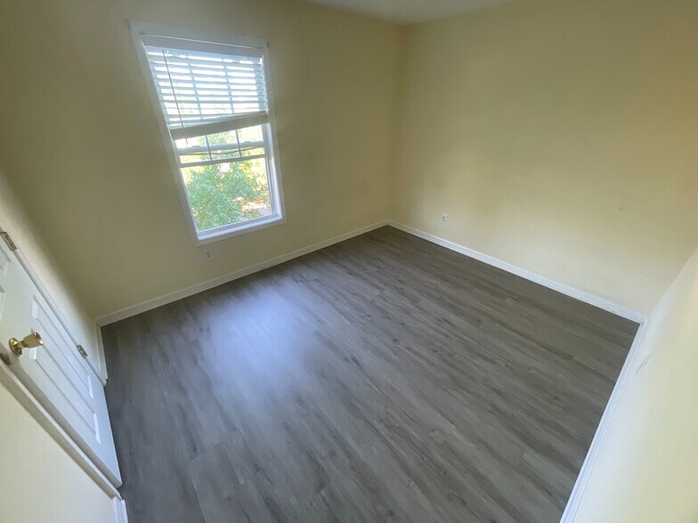 Building Photo - Room in Condo on Plaza Walk Dr