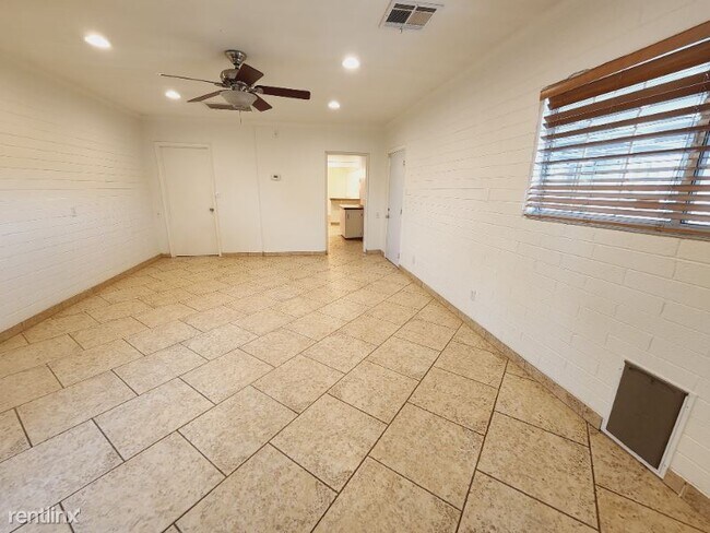 Building Photo - 4 br, 1.5 bath House - 2008 West Earll Drive