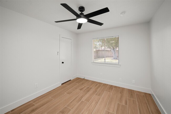 Building Photo - 303 Knoll Forest Dr