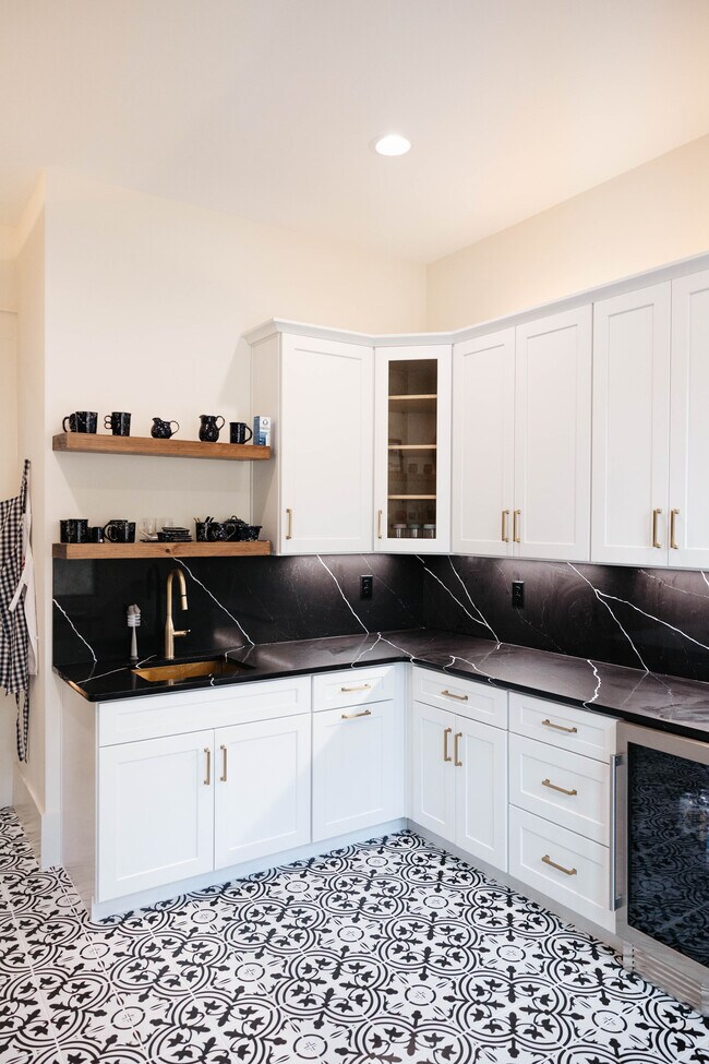 Building Photo - 1031 Pinehurst Dr