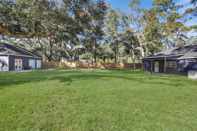 Building Photo - Spacious 3 Bedroom Home with Bonus Suite i...